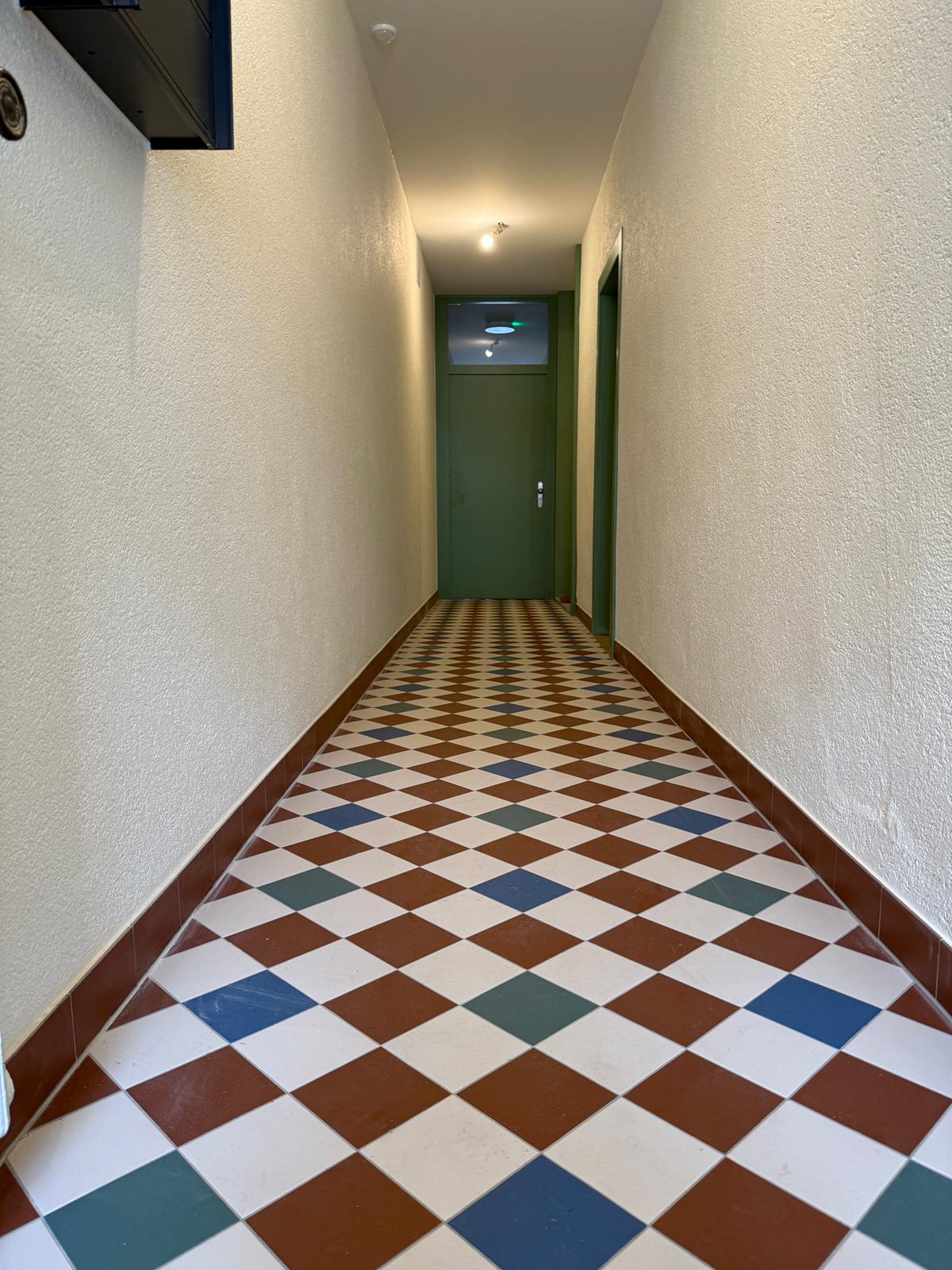 Couloir damier bleu rouge blanc