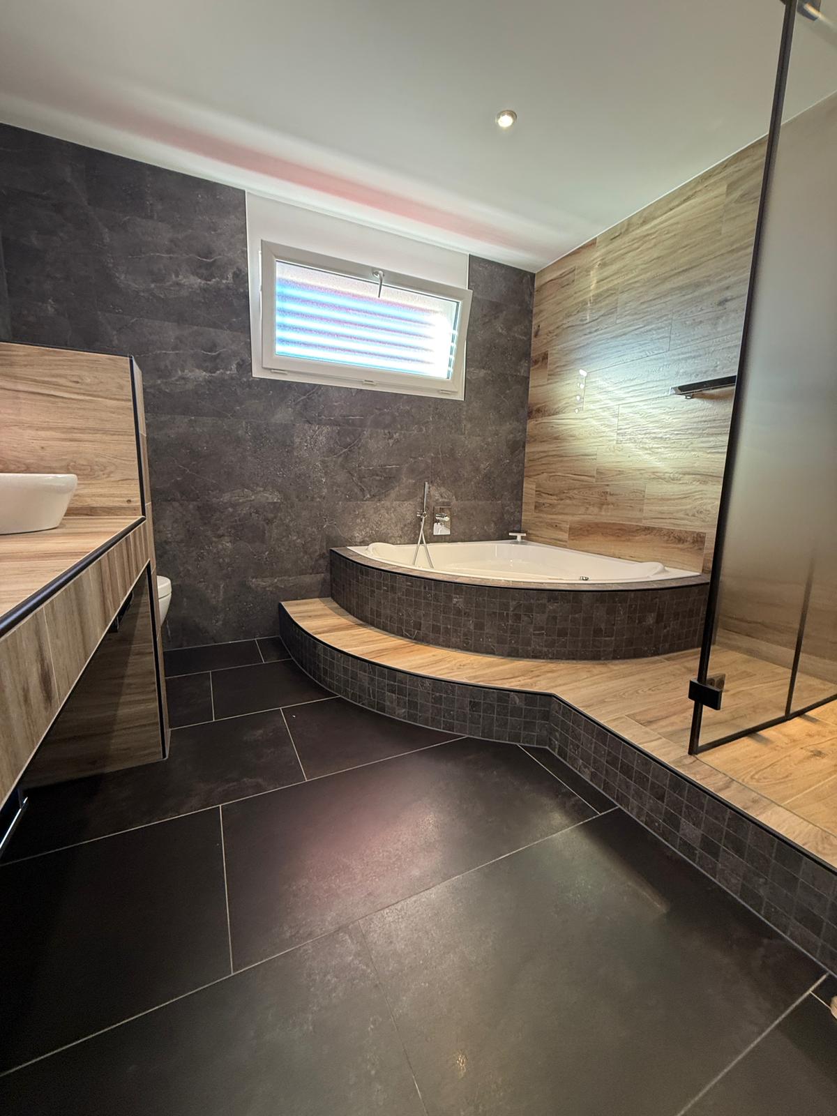 Salle de bain baignoire d'angle pierre et bois