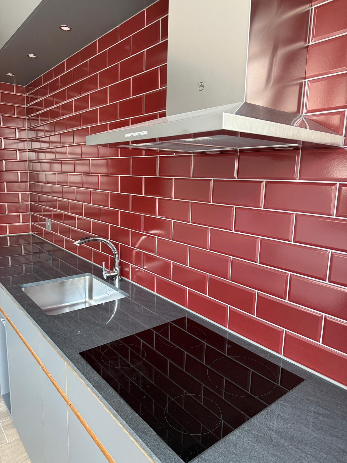 Cuisine carrelage métro rouge