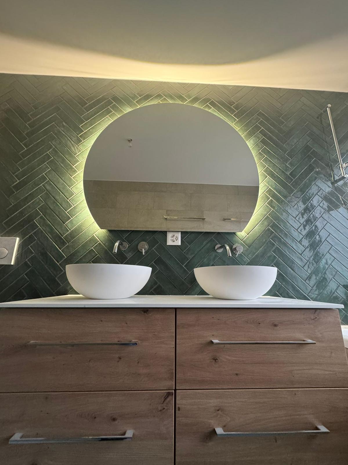 Chevron vert miroir rond rétroéclairé