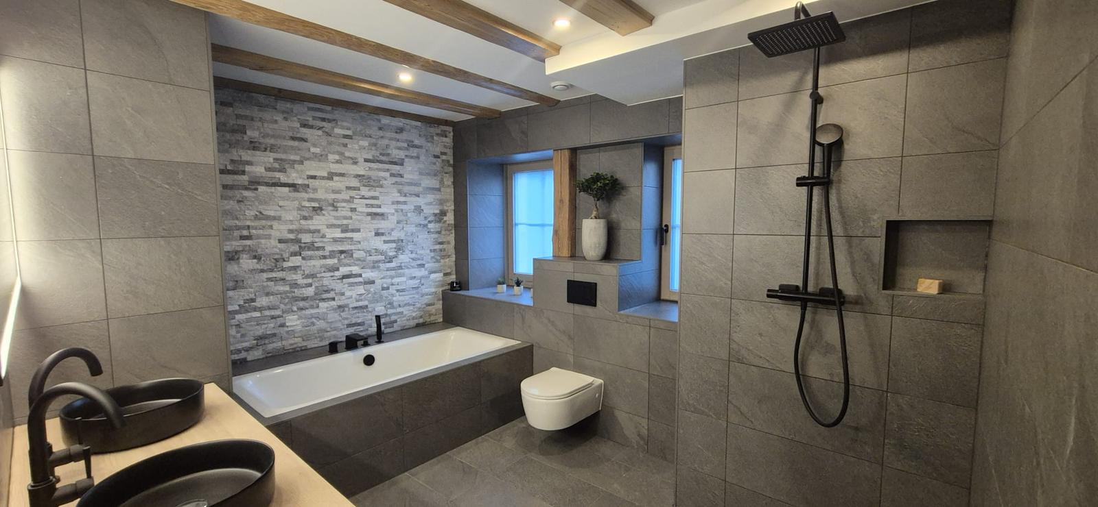 Grande salle de bain poutres bois douche italienne noire