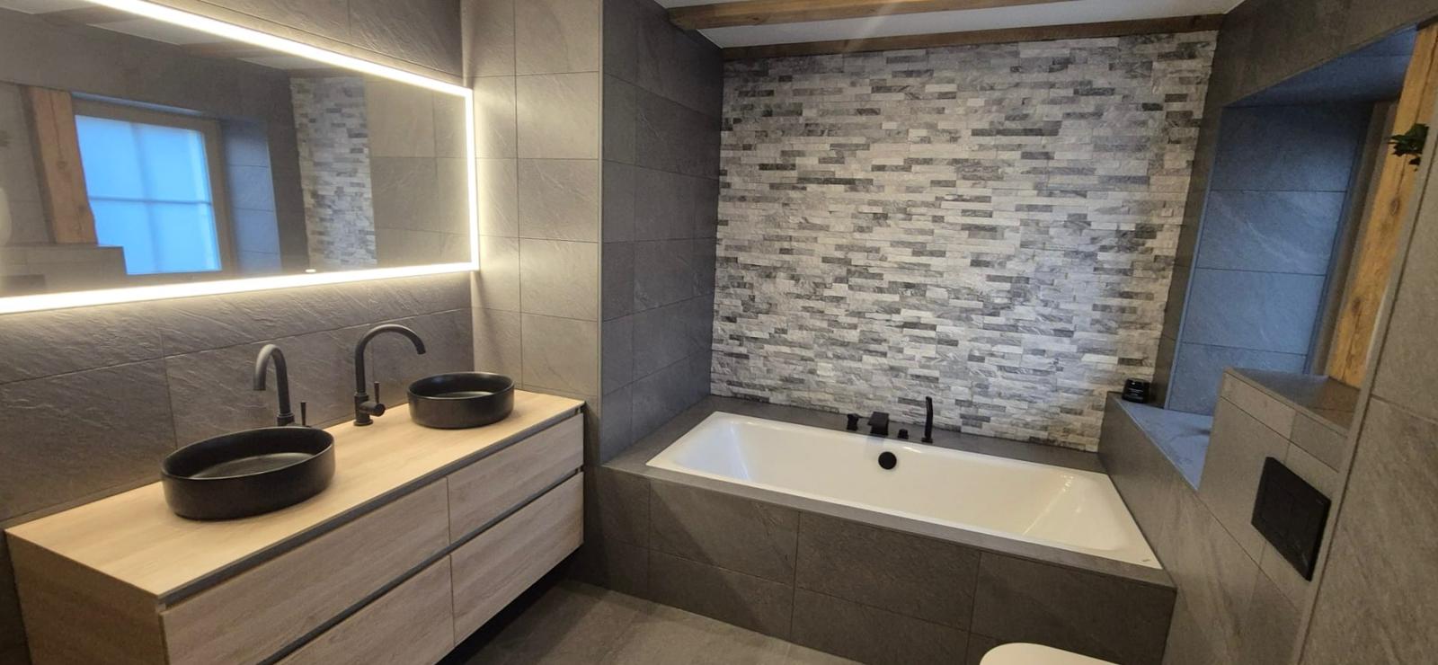 Salle de bain moderne pierre naturelle double vasque noire