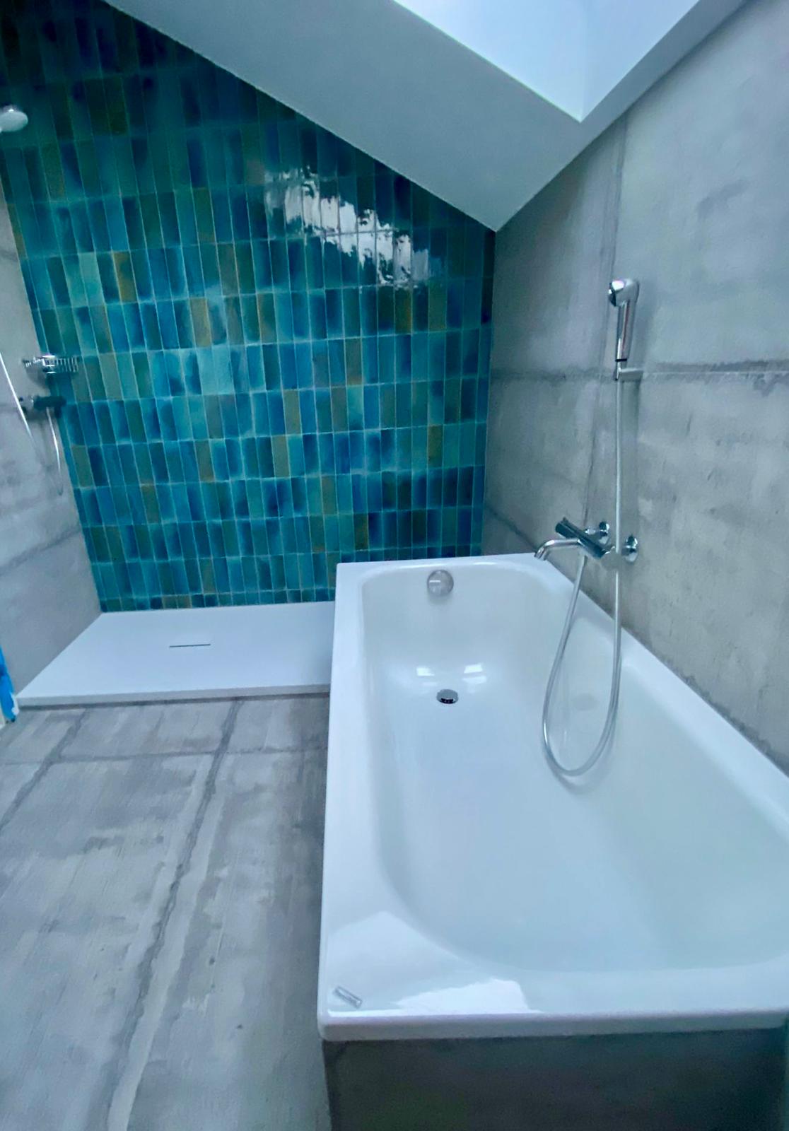 Mur turquoise artisanal brillant