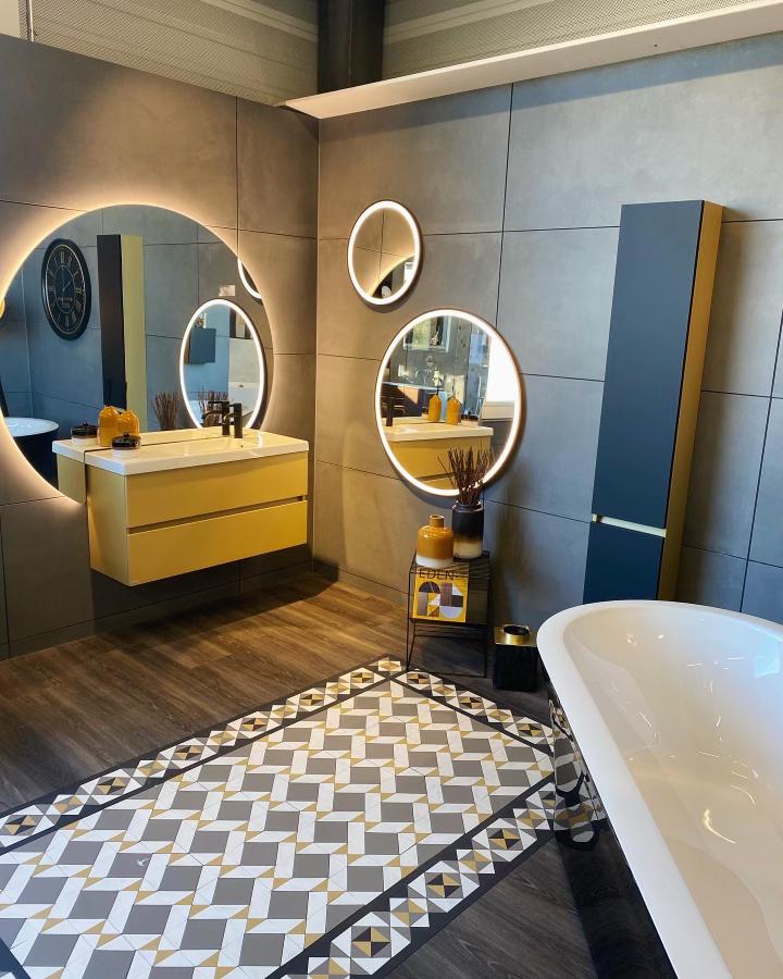 Salle de bain showroom vasques jaunes