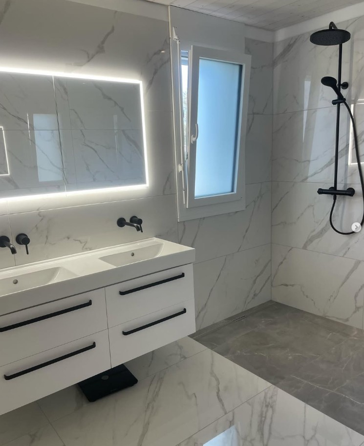Salle de bain marbre blanc double vasque robinetterie noire
