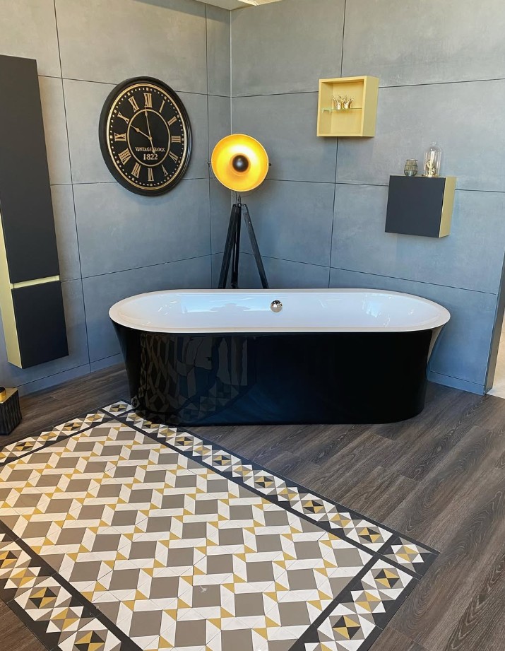 Baignoire noire design carreaux de ciment géométriques