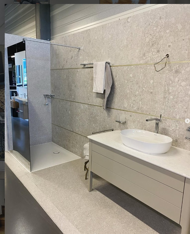 Salle de bain terrazzo beige douche vasque