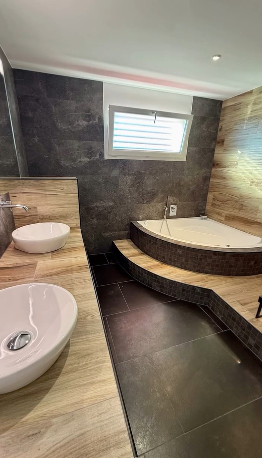 Jacuzzi bois et ardoise avec courbes
