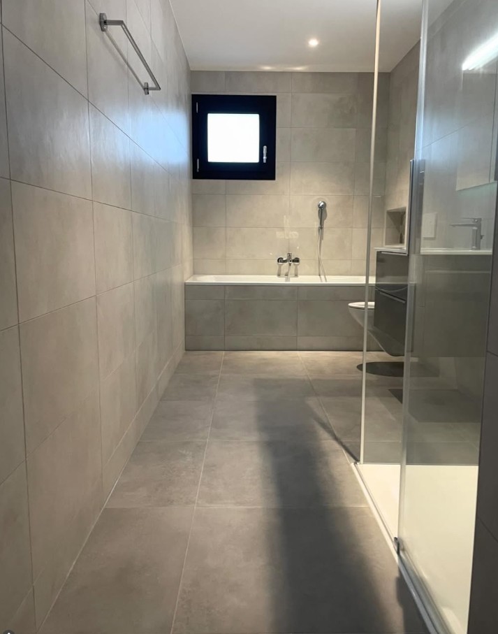 Salle de bain grise baignoire et douche